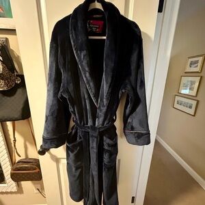 Men’s Tommy Bahamas swing shift plush robe NWOT- perfect condition!